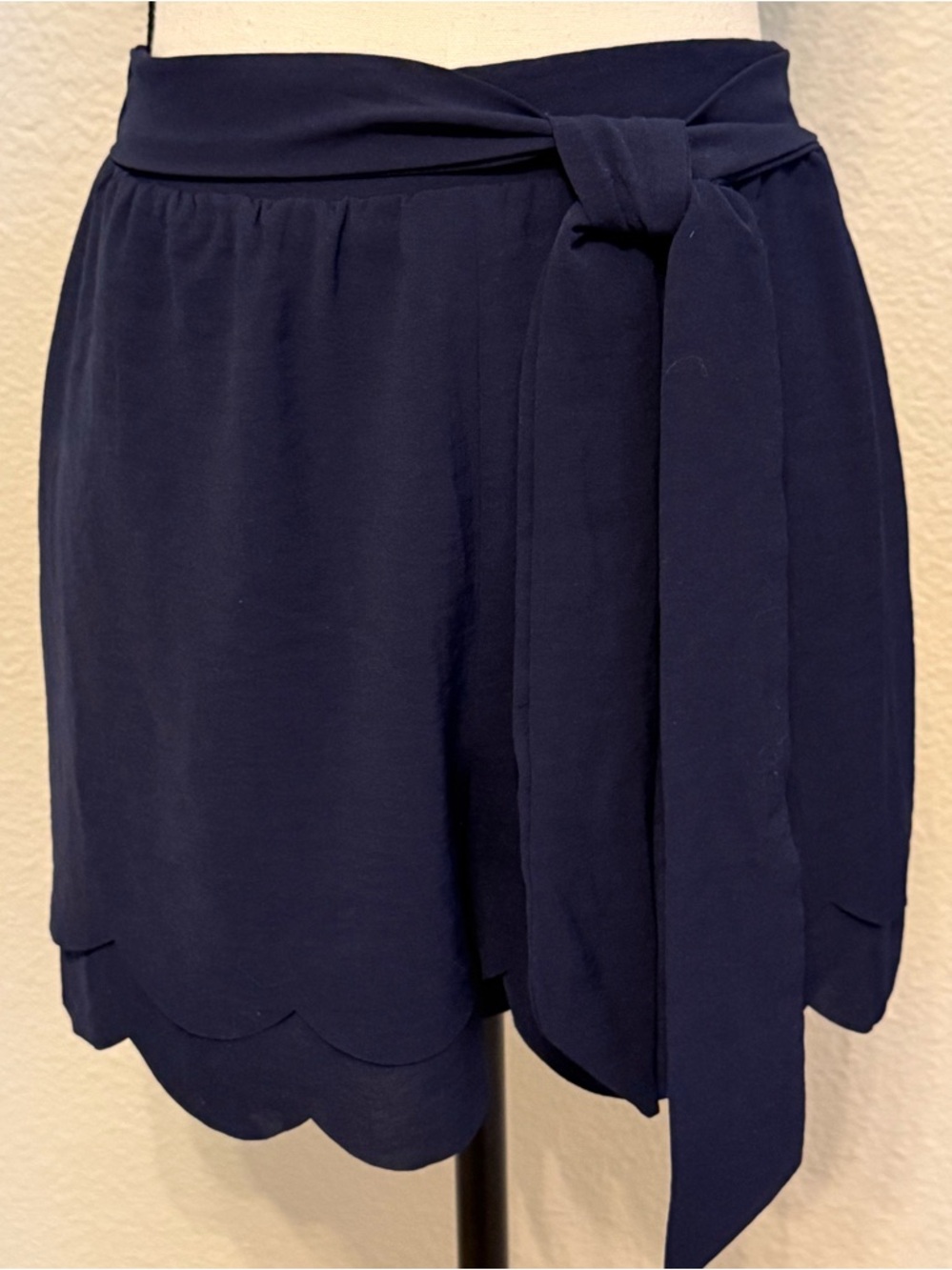 Entro Women’s Navy Scallop-Hem Tie-Waist Shorts- Size Small